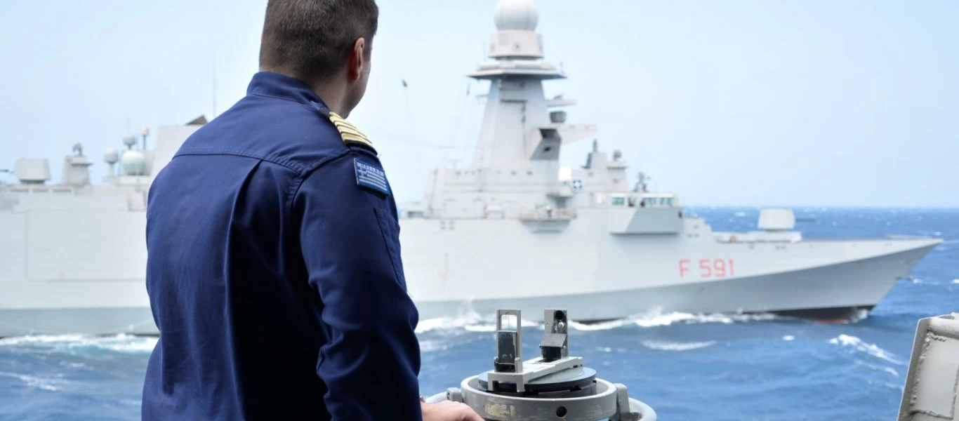 Η φρεγάτα «Ναβαρίνον» με την ναυτική δύναμη του ΝΑΤΟ SNMG2 δυτικά της Κρήτης